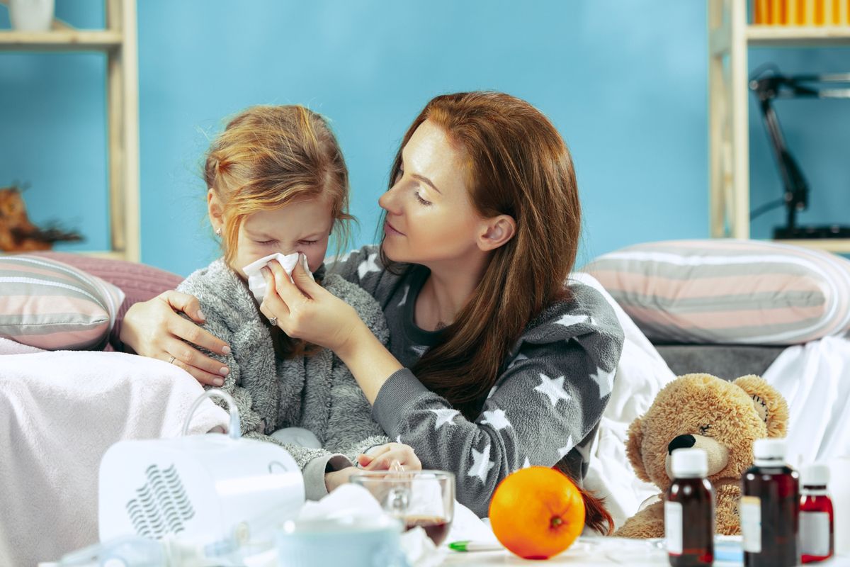İnfluenza belirtileri yaşayan anne ve çocuğu